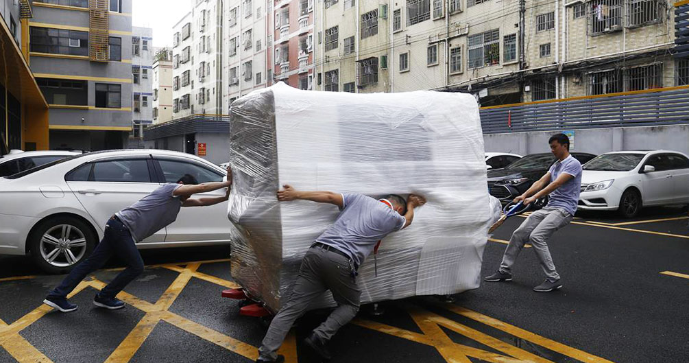 不畏风雨装车出货